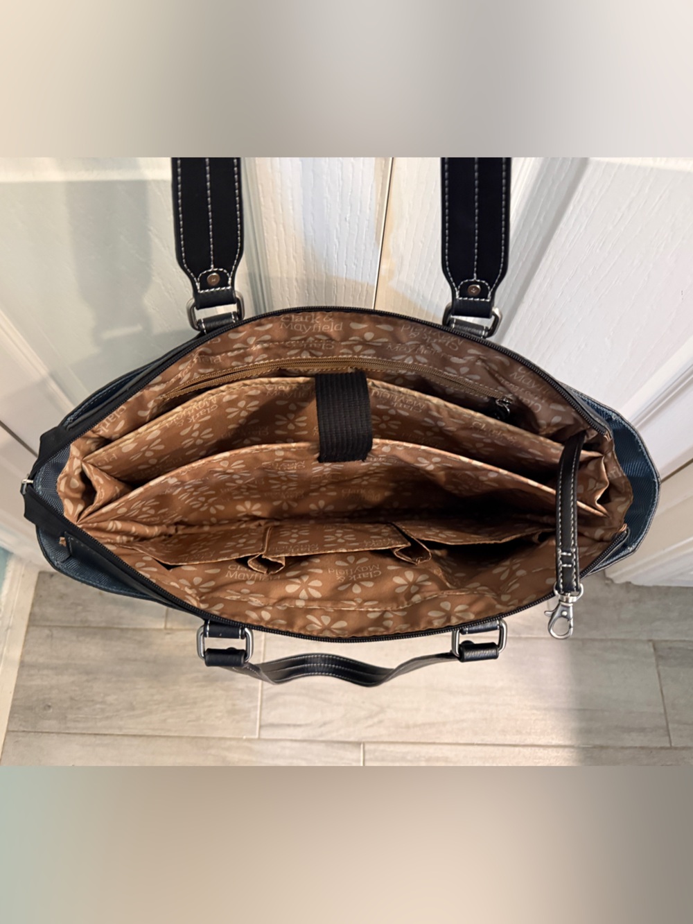Elegant Laptop Shoulder Bag - spacious for any professional on the go - Picture 4 of 16